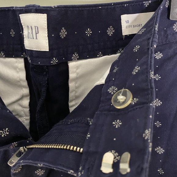 WOMANS GAP CITY SHORT SIZE 10 NAVY BLUE - Picture 2 of 3